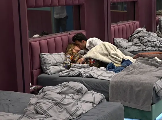 גל ותום מתנשקים