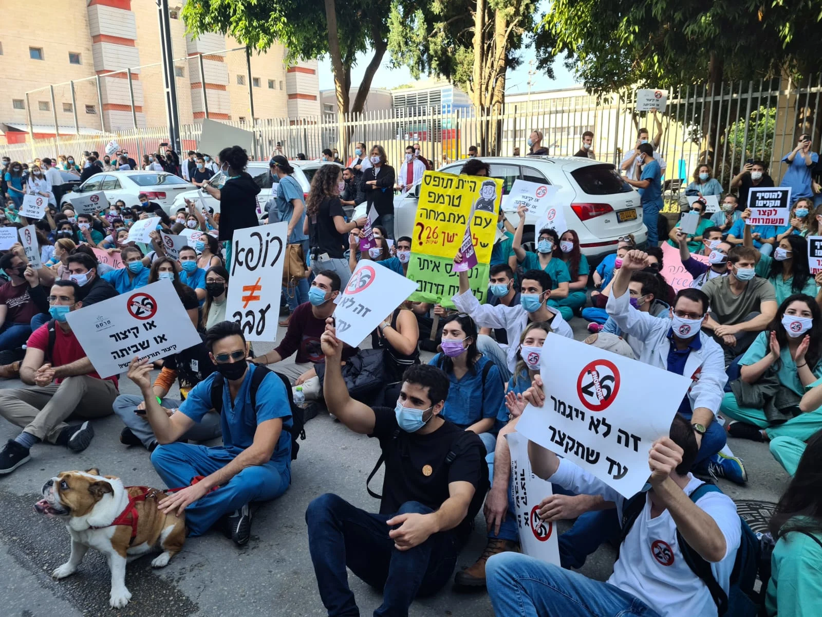 רופאים מתמחים מפגינים נגד תנאי העסקתם