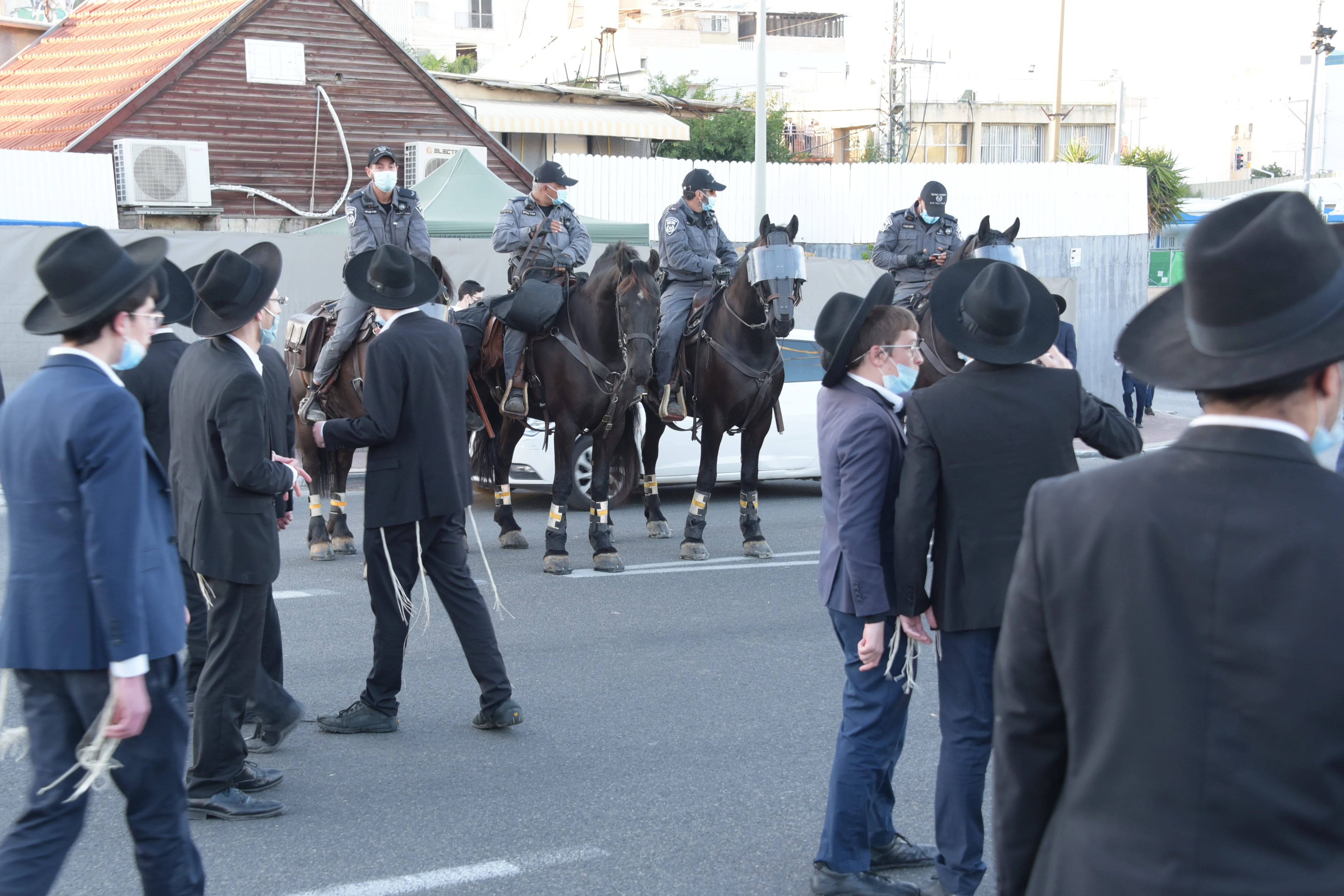 עימותים בין שוטרים למפגינים חרדים בבני ברק