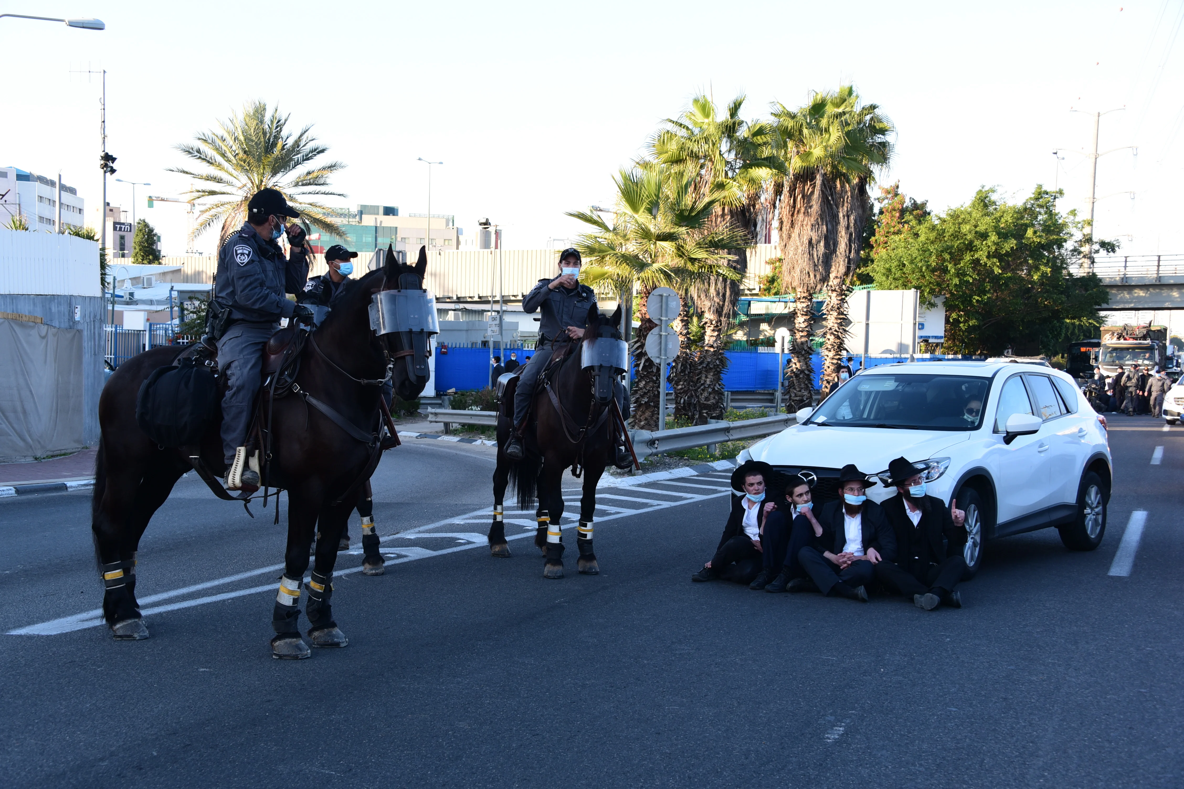 עימותים בין שוטרים למפגינים חרדים בבני ברק