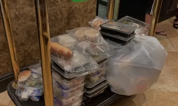 שוהים במלוניות מבודדים מאיימים בשביתת רעב