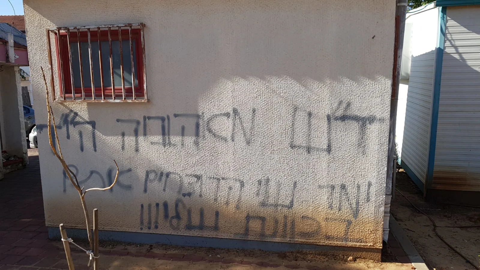 כתובות גרפיטי על מבנה משטרתי בחשמונאים