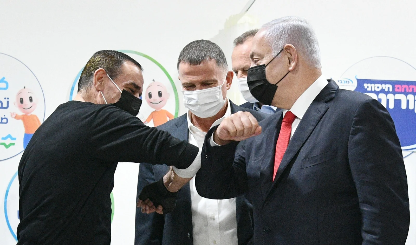 ראש הממשלה בנימין נתניהו ושר הבריאות יולי אדלשטיין עם המחוסן המיליון