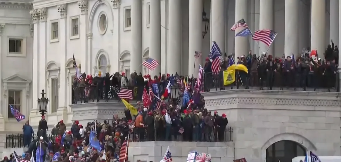תומכי טראמפ מנסים לפרוץ לקונגרס