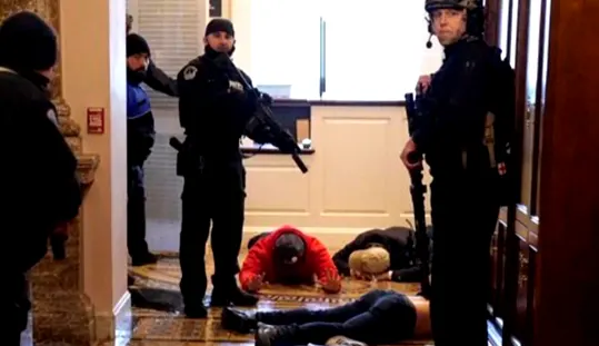 כוחות הביטחון באקדחים שלופים בבניין הקונגרס