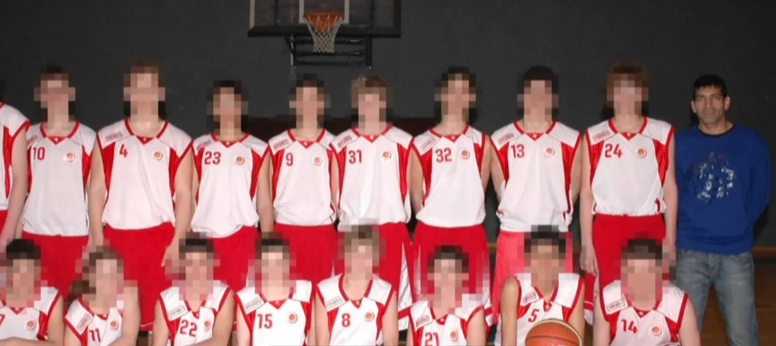 מאמן הכדורסל רונן יוסף יחד עם נבחרת הכדורסל אותה אימן