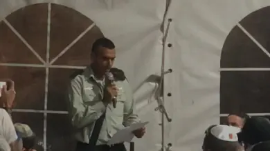 סגן אלוף איוב כיוף נואם במהלך אזכרה לחייל עמית בן יגאל שנהרג במהלך פעילות מבצעית