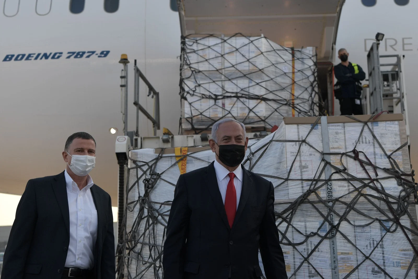 ראש הממשלה בנימין נתניהו ושר הבריאות יולי אדלשטיין מקבלים את משלוח החיסונים של ''פייזר''