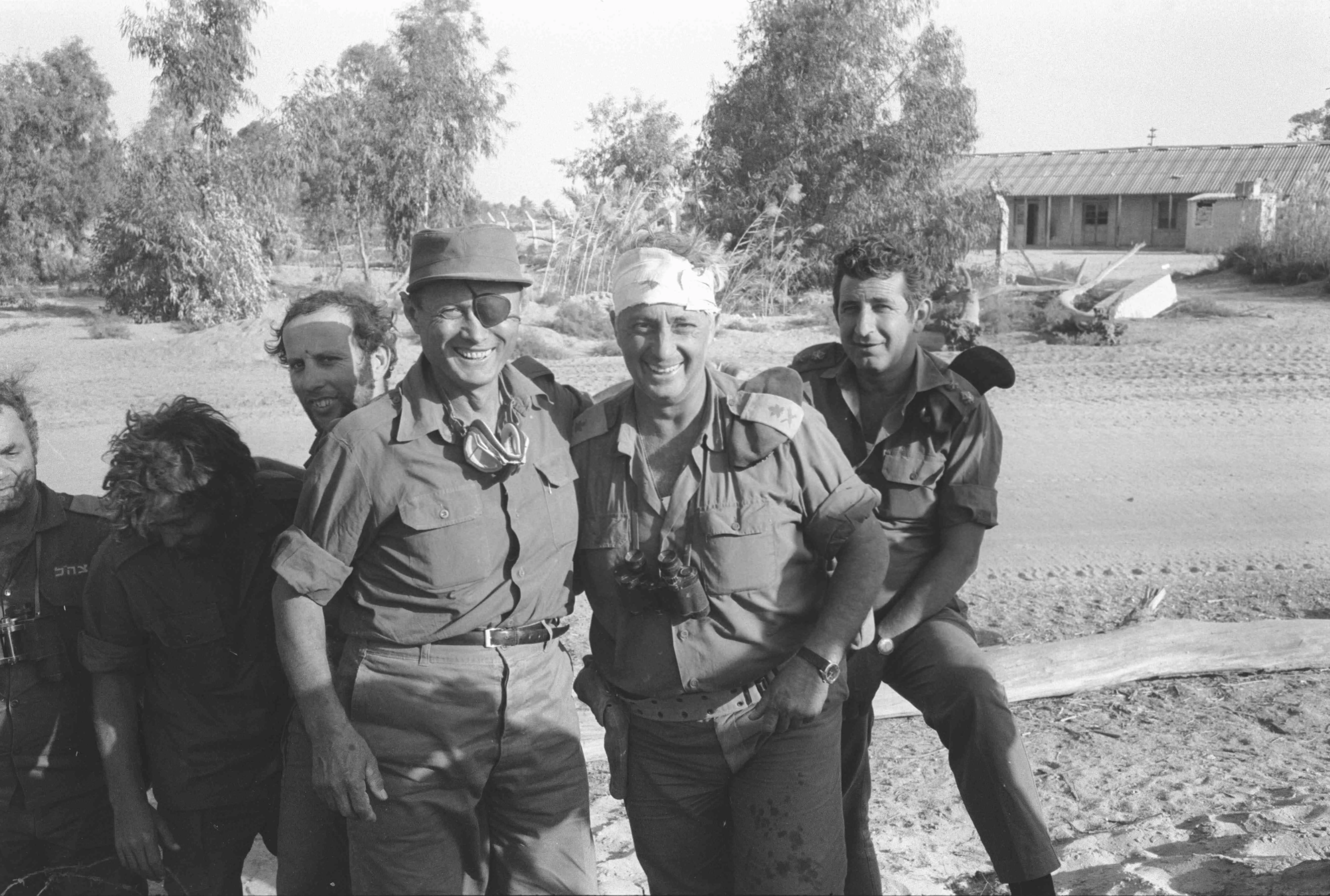 שר הביטחון דיין והאלוף אריאל שרון