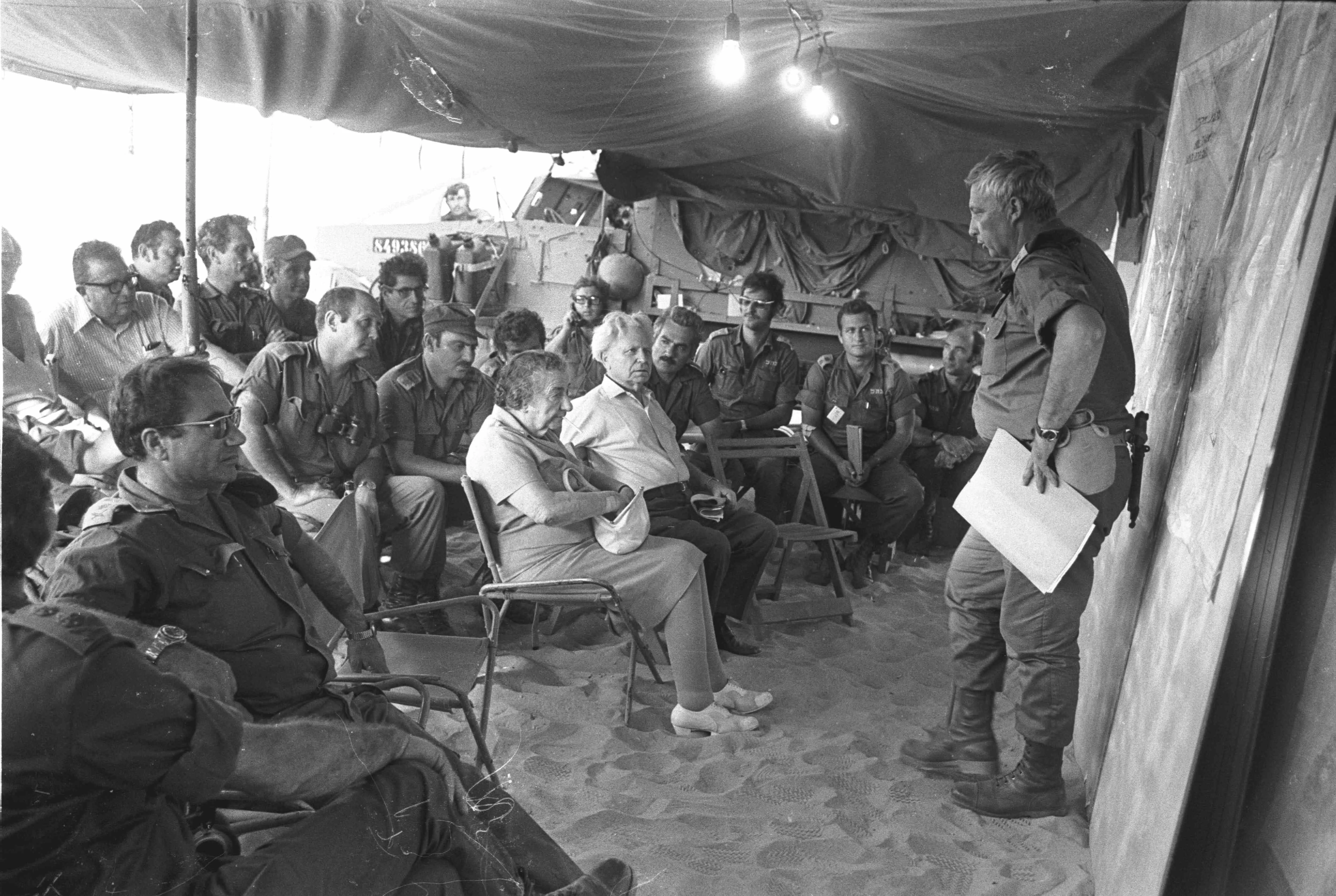 מפקד אוגדה 143 אריאל שרון סוקר את המוצב בסיני בפני ראש הממשלה (לימינה של גולדה מאיר יושב השר ישראל גלילי)