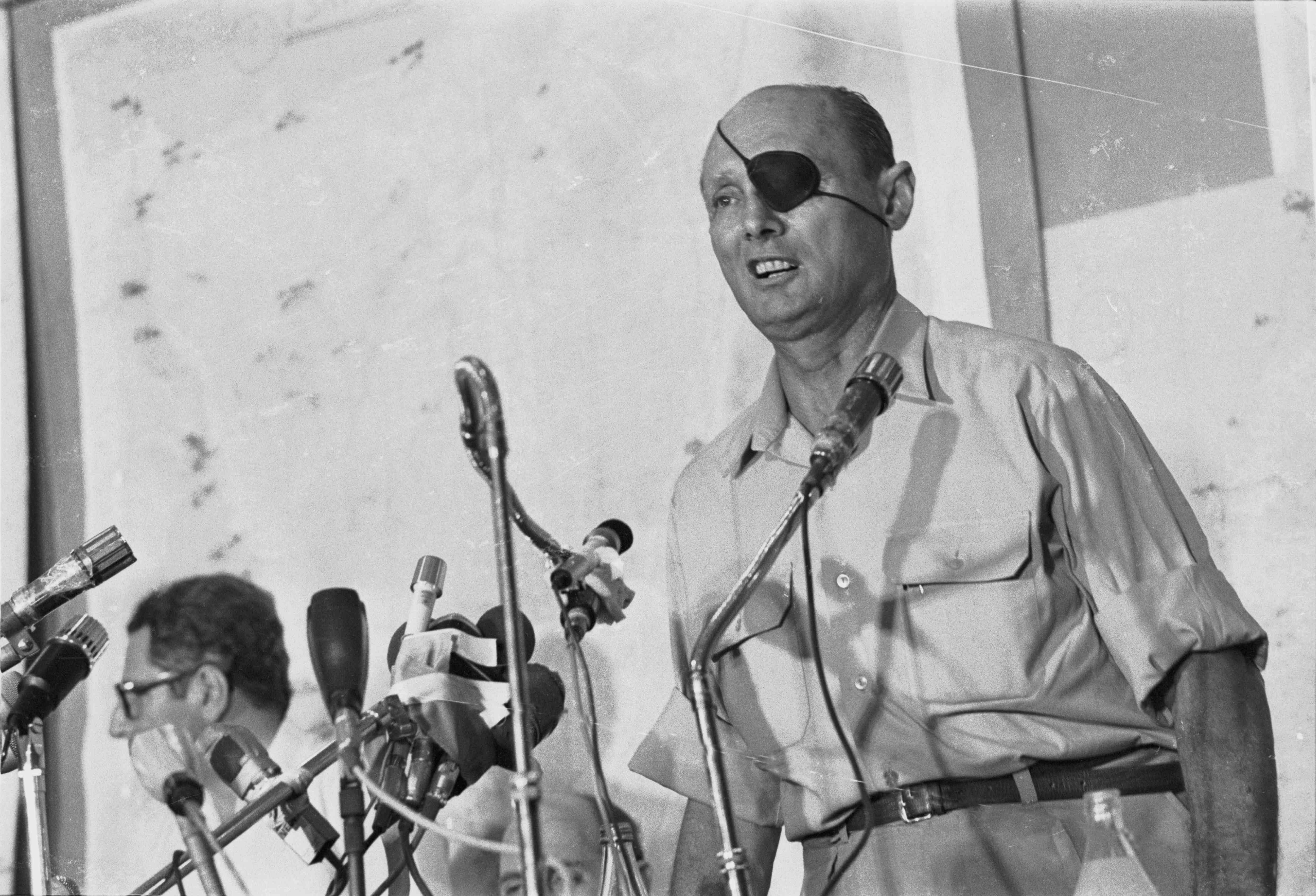שר הביטחון משה דיין נושא דברים