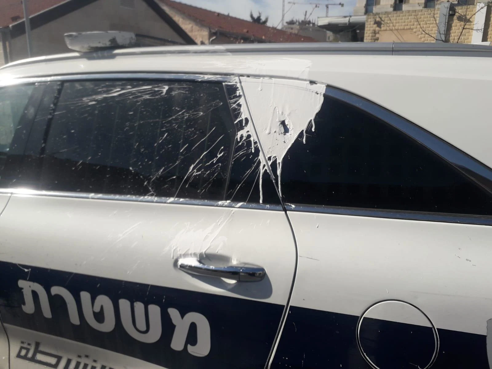 ניידת הותקפה באבנים במאה שערים