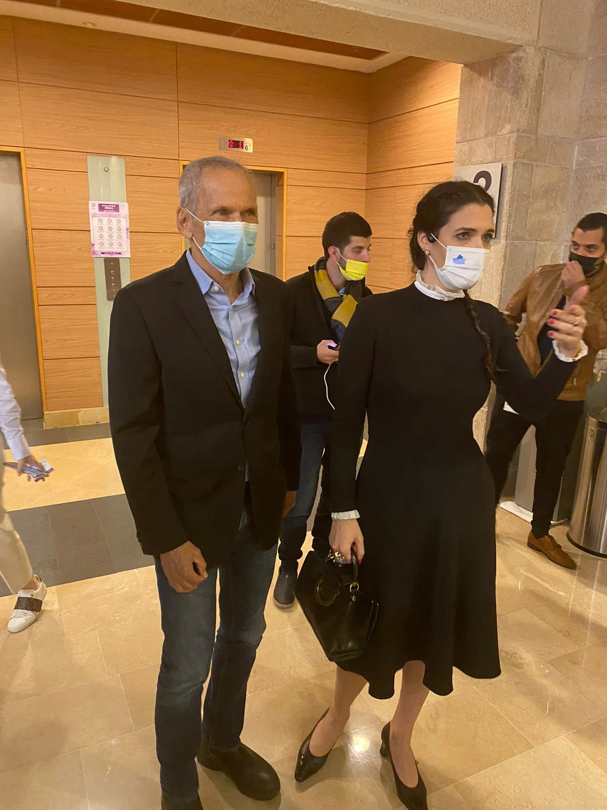 אמילי מואטי ועומר בר לב מגישים את רשימת העבודה לכנסת