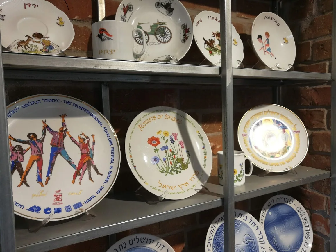 כפר מסריק, ציור בצלחות של פרחי בר של ברכה אביגד