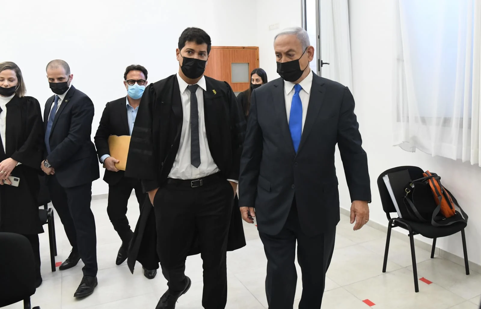 ראש הממשלה בנימין נתניהו עם עורך דינו עמית חדד באולם בית המשפט