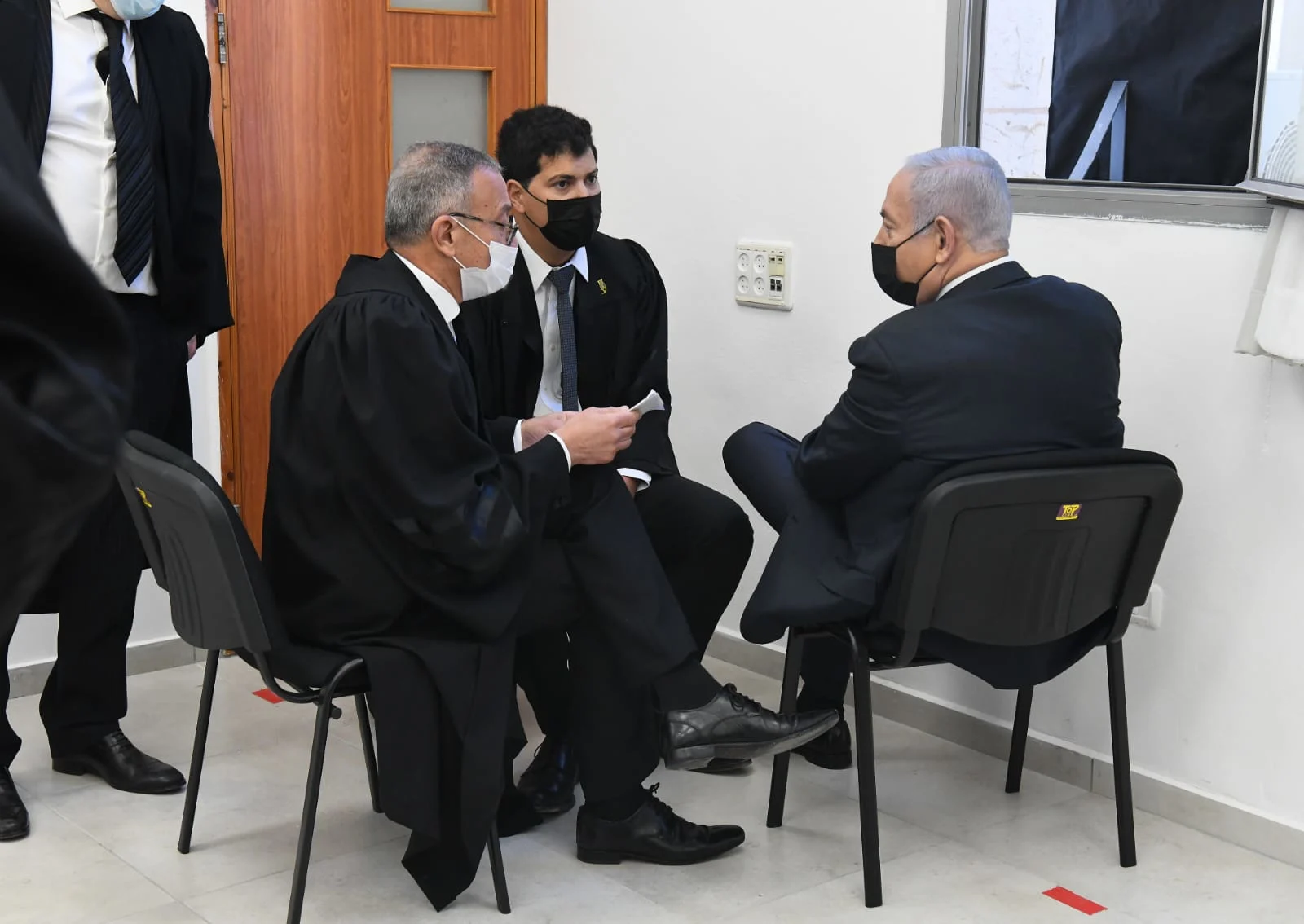 ראש הממשלה בנימין נתניהו עם עורכי דינו עמית חדד ובועז בן צור