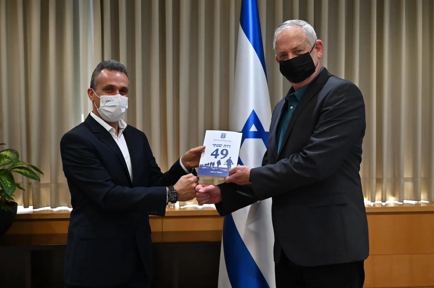 שר הביטחון, בני גנץ, מקבל את הדוח ממ''מ נציב קבילות החיילים, תא''ל (במיל') איתן דהן