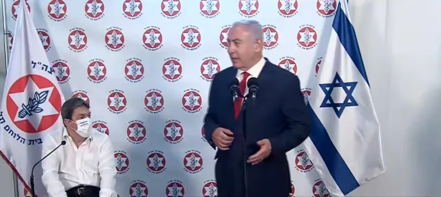 ראש הממשלה בנימין נתניהו בבית הלוחם בתל אביב לצד יו''ר ארגון נכי צה''ל עידן קילמן