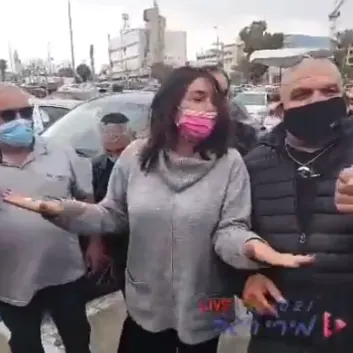 שרת התחבורה מירי רגב במהלך השקפת קמפיין שטח של הליכוד בבאר שבע