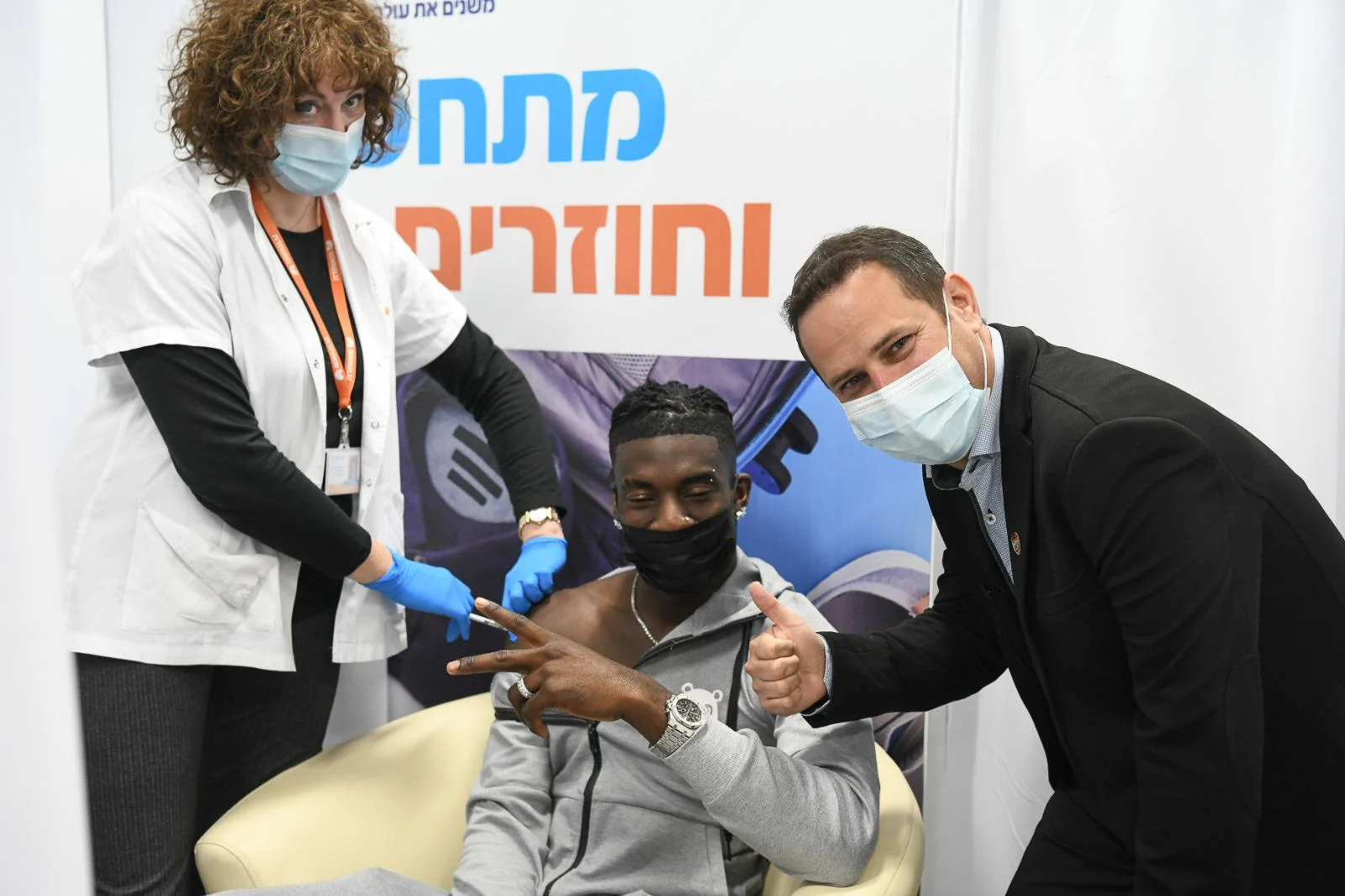 ראש העיר ראשון לציון לצד הזמר סטפן לגר שמתחסן