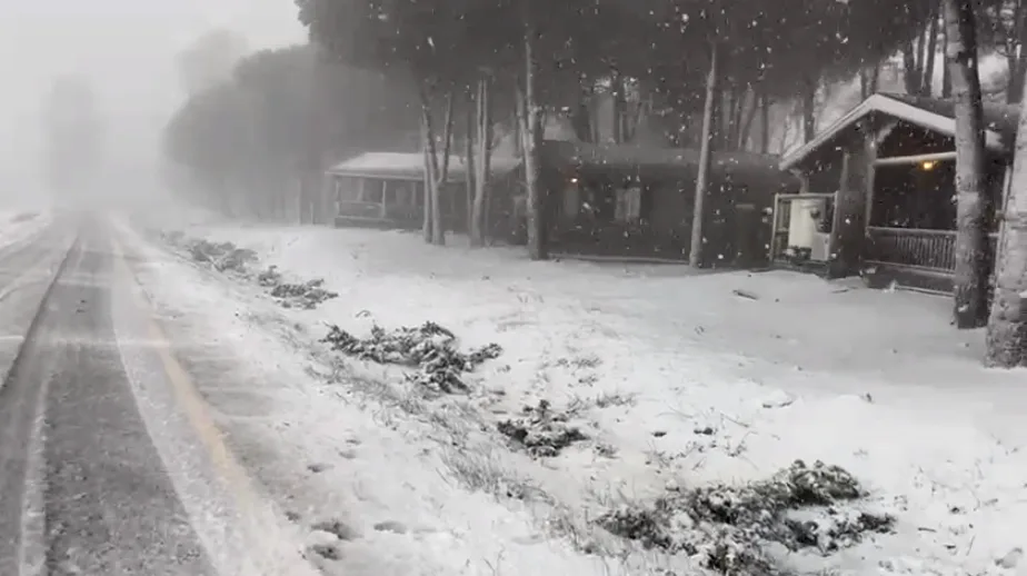 הצטברות של שלג בכבישי העיר צפת