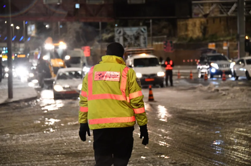 שוטר במחסום תנועה בירושלים