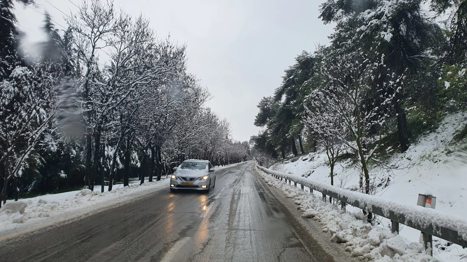 רכב נוסע בצפת כשבצדדים שלג