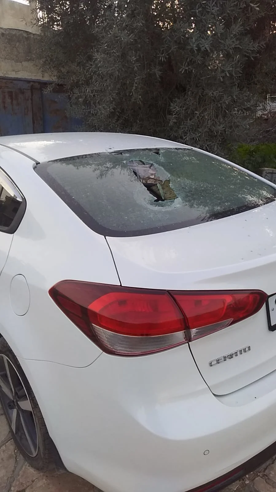 שמשת רכב שעל פי כתב האישום ניפץ בן ה-17