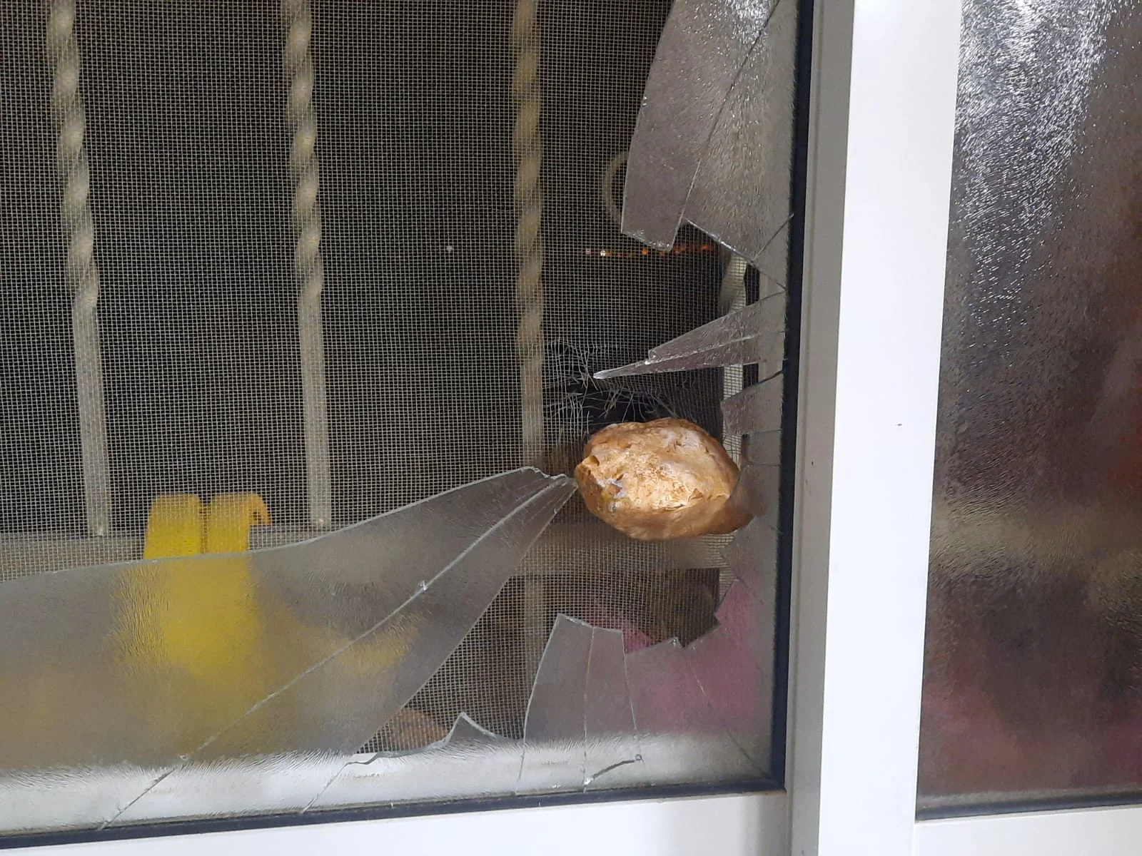 האבן שנזרקה לעבר אחד הבתיפ בכפר סרטא