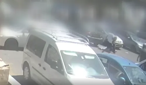 תיעוד מהקטטה בין שלושת הילדים שהכו את הגבר שהתעלל באמם