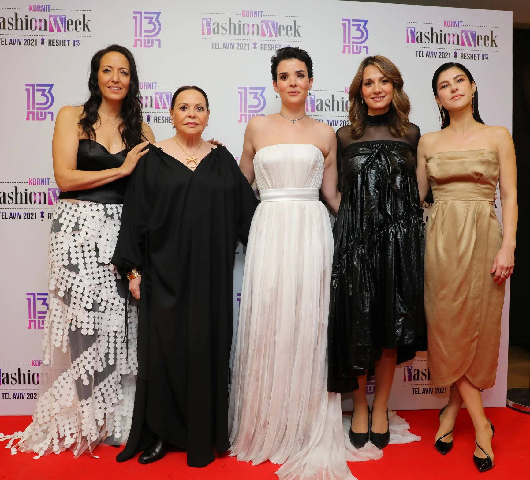 תצוגת שמלות סטרפלס לכבוד שירה איסקוב בשבוע האופנה קורנית 2021