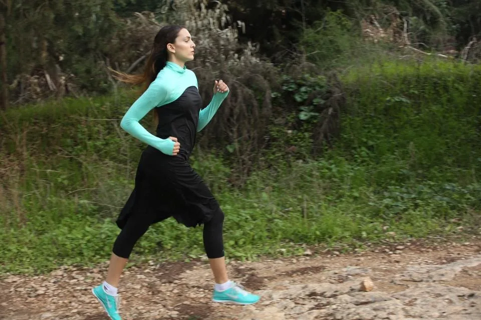 לרוץ למרחקים בבגדים צנועים, BE:LIVE