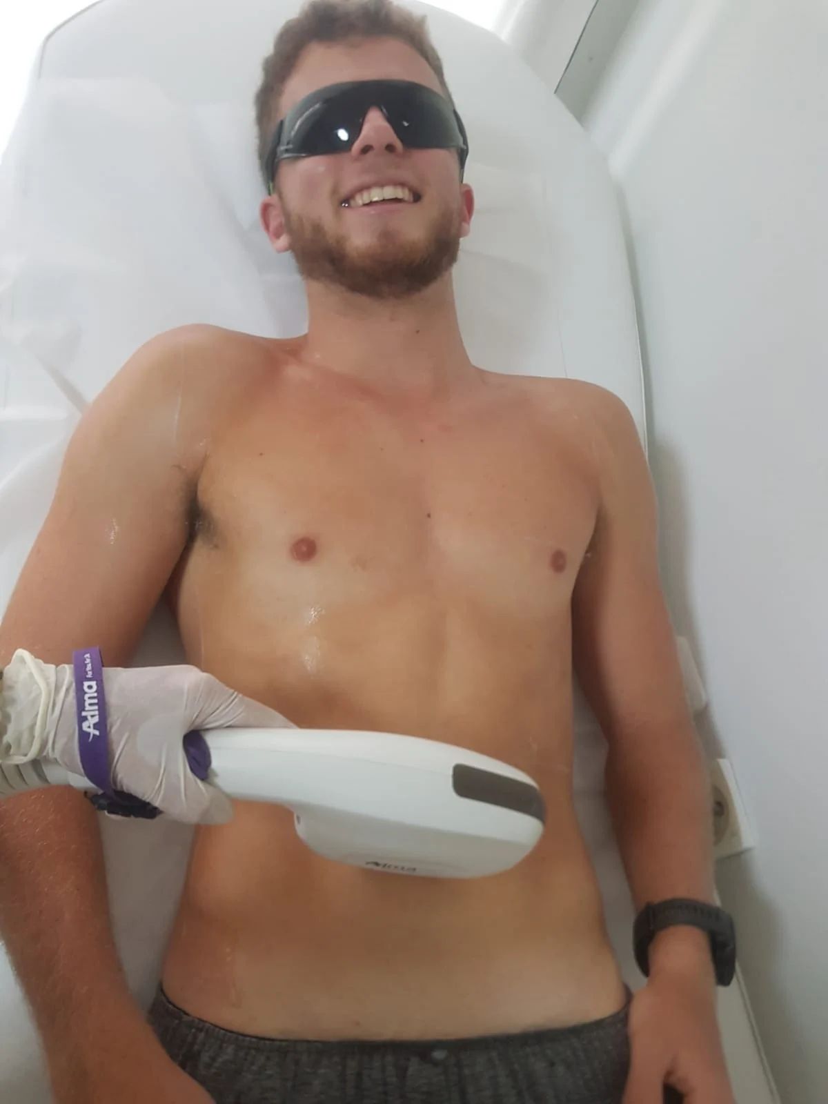 גברים מאושרים לגלות שהטיפול כלל אינו כואב, רחלי אסתטיקה ויופי