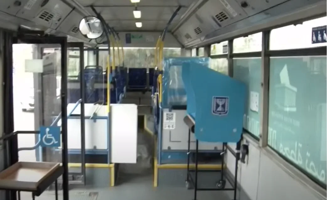קלפי מיוחדת שהוצבה באוטובוס