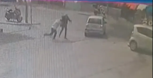 השף המפורסם רודף אחר החשוד כפי שתועד ממצלמות האבטחה