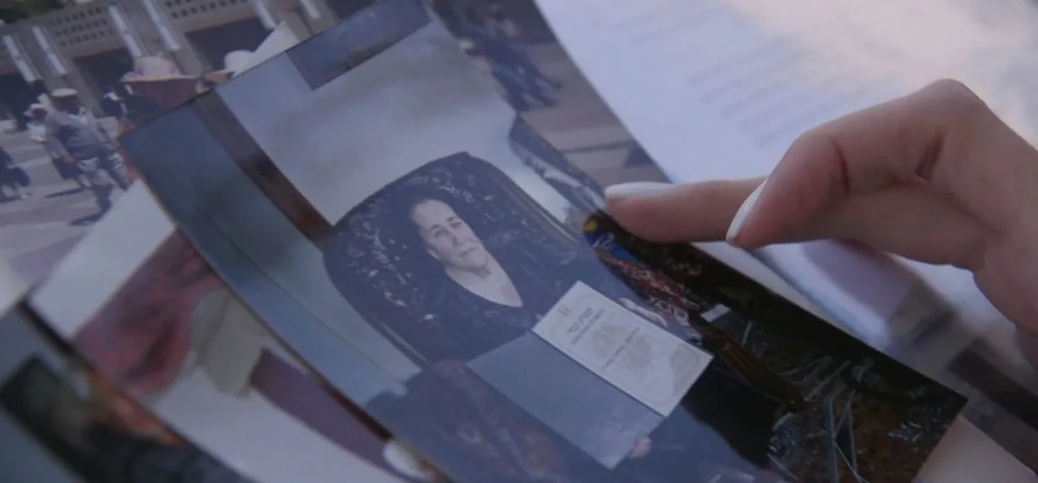 יקטרינה פנצ'נקו יחד עם התעודה שקיבלה מיד ושם המכירה בה כחסידת אומות העולם