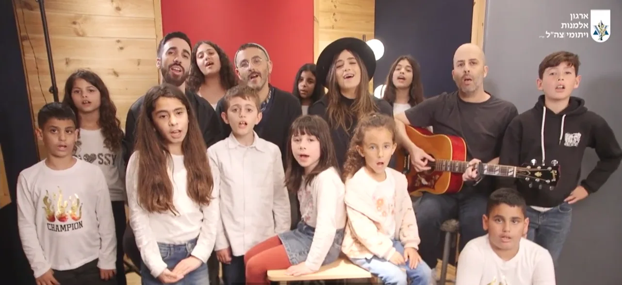 הילדים יחד עם עילאיי בוטנר ו''ילדי החוץ''