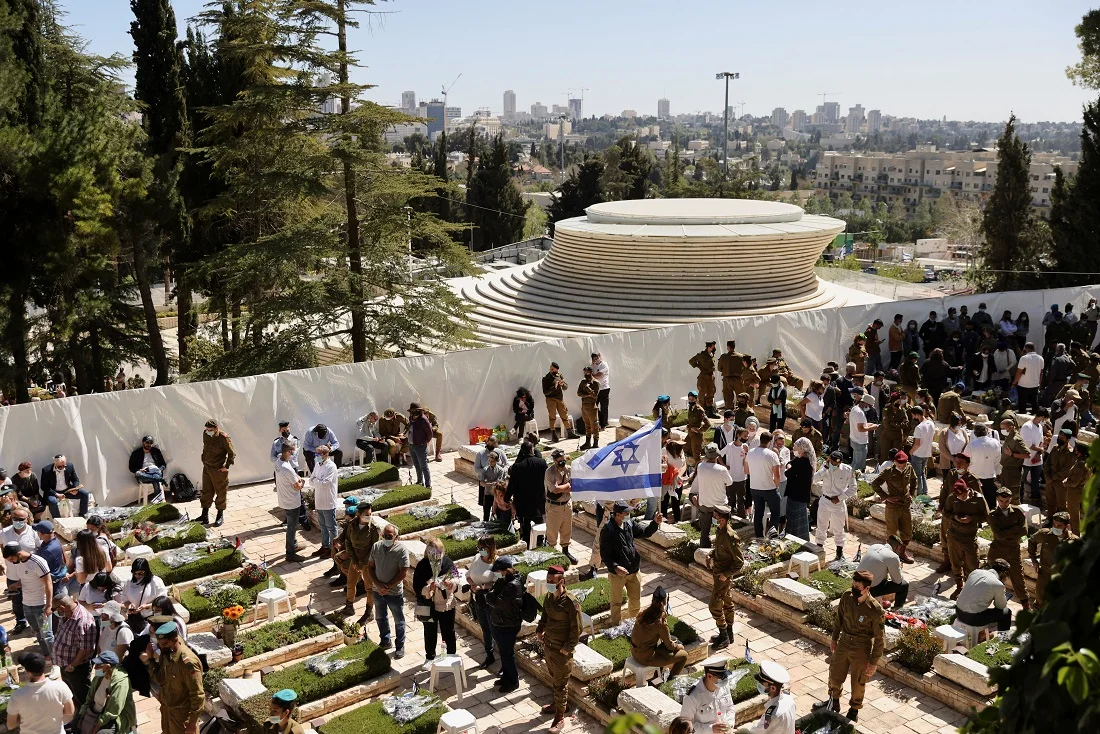 משפחות שכולות וחיילים בבית העלמין הצבאי בהר הרצל