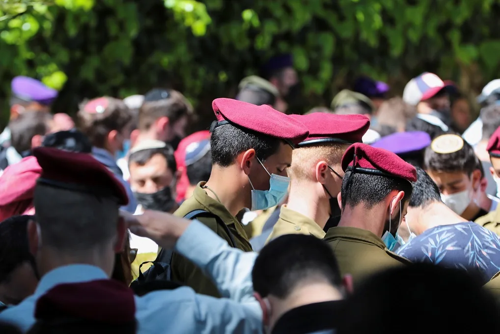 חיילים פוקדים קבר בבית העלמין הצבאי בהר הרצל