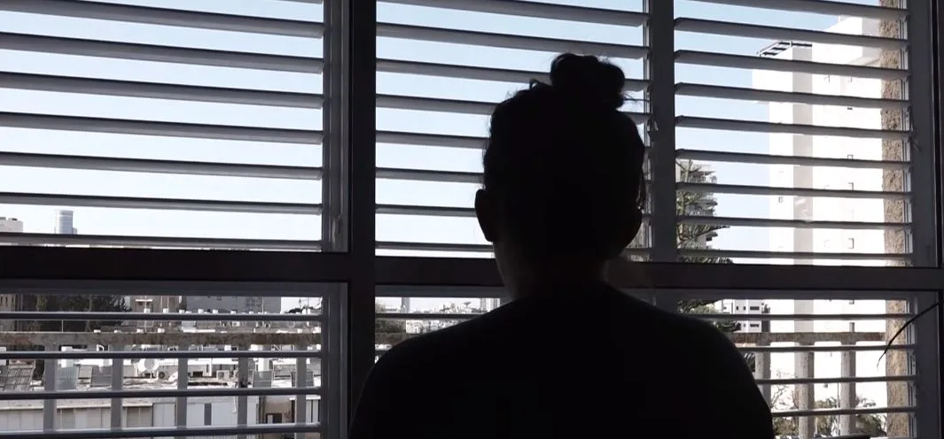 ג', סטודנטית לשעבר של המרצה החשוד