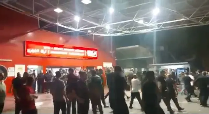 המון, אלימות בכניסה לבית החולים