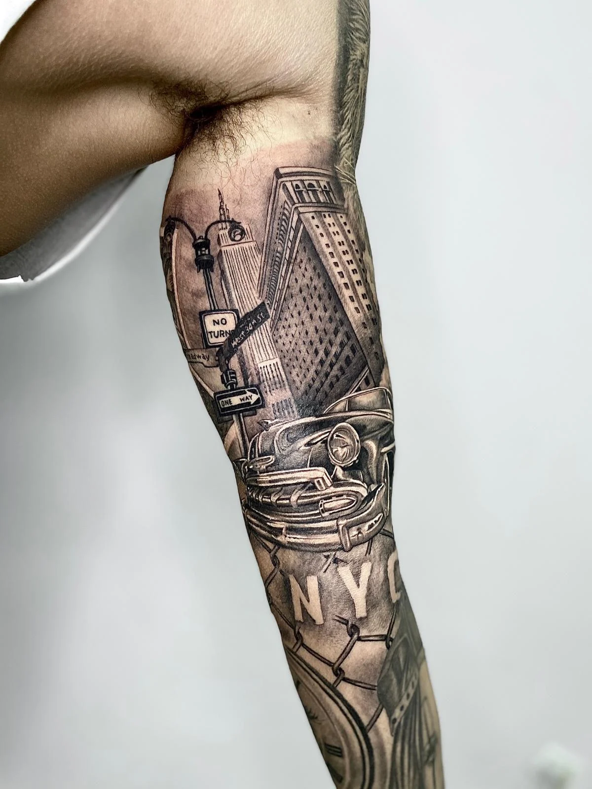 קעקוע מכונית רטרו על רקע בנייני ניו יורק בסגנון ריאליסטי