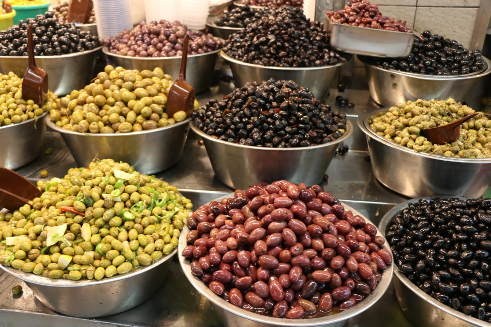 זיתים נעשים ע''י מעדניית אמיגה