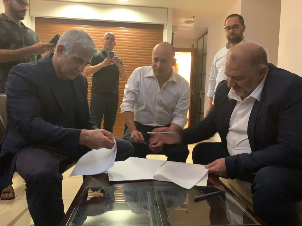 עבאס, בנט ולפיד חותמים על הסכם קוראליציוני