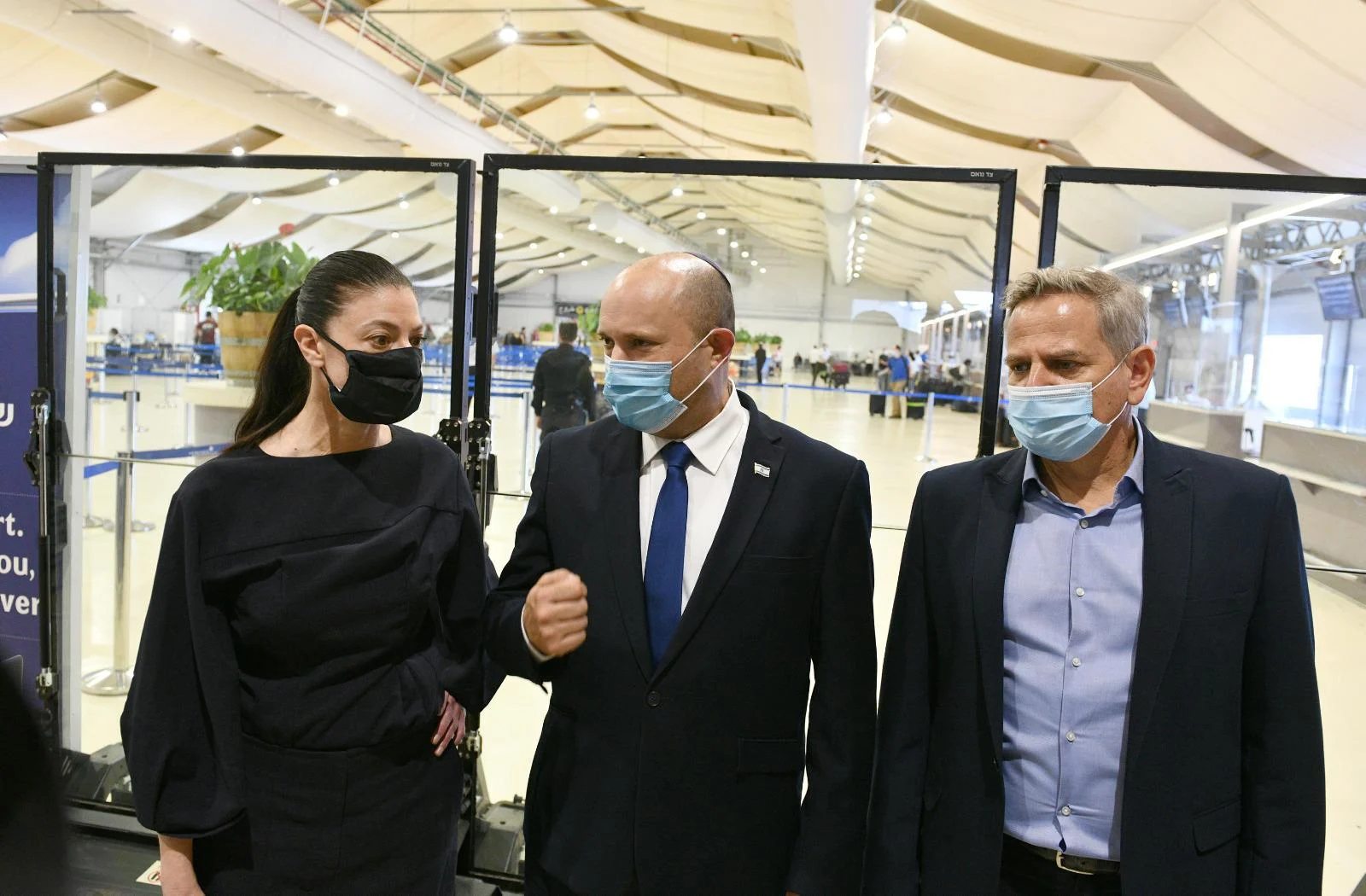 שר הבריאות ניצן הורוביץ, ראש הממשלה נפתלי בנט ושרת התחבורה מרב מיכאלי בביקור בנתב''ג