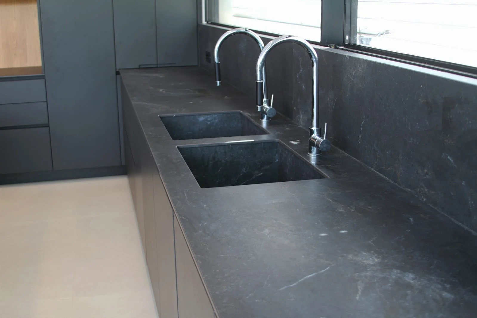 מטבח שחור ע''י שיש האומנות