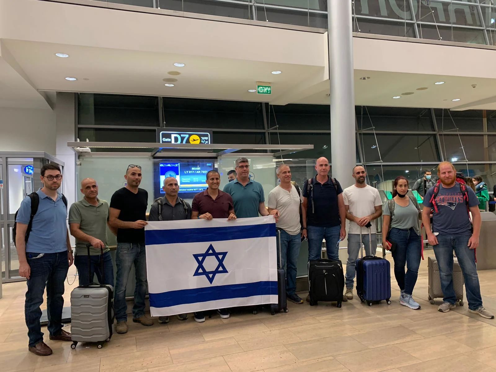המשלחת הישראלית שיצאה לסייע בזירת האסון במיאמי