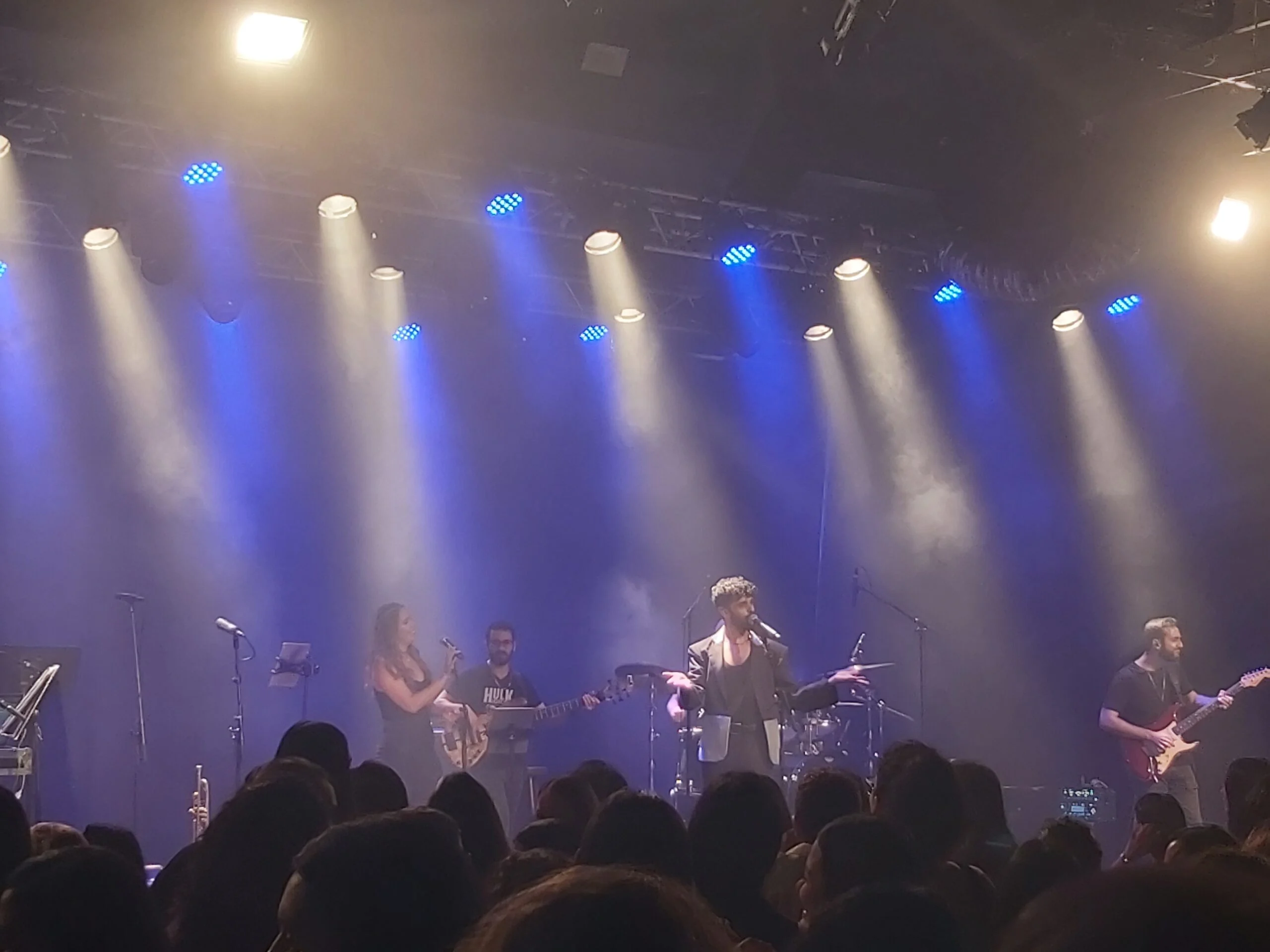 חן אהרוני בהופעה