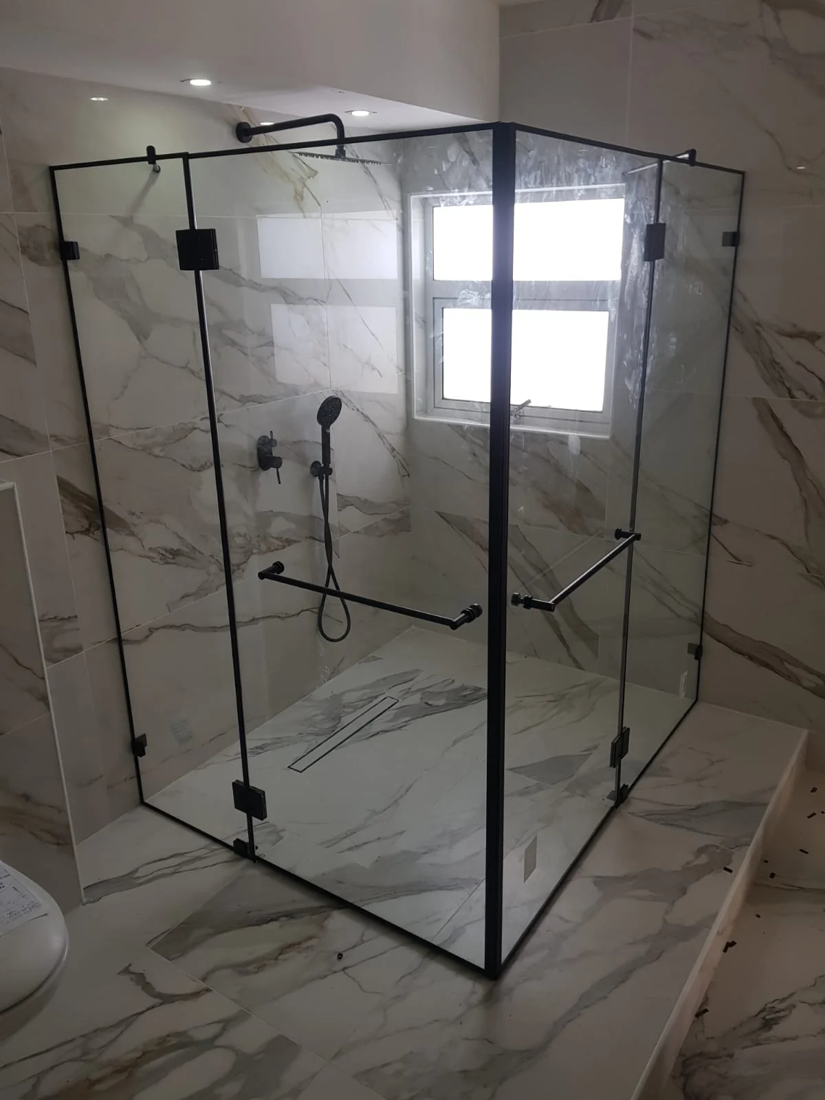 מקלחת של צים מקלחונים וארונות אמבט