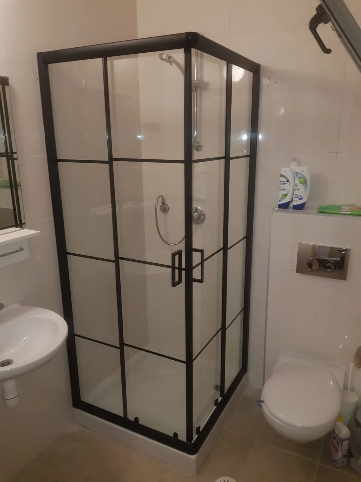 מקלחת של צים מקלחונים וארונות אמבט